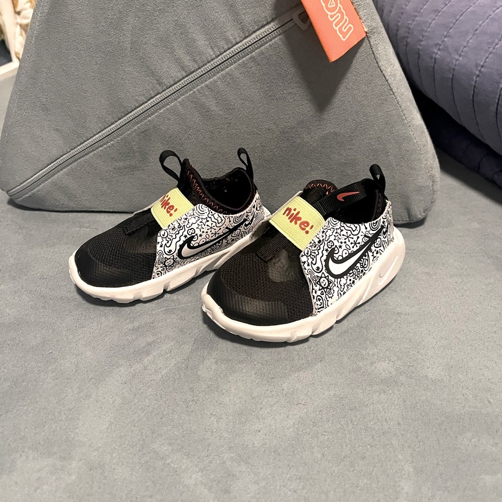 Nike Flex Runner 2 size 6 toddler